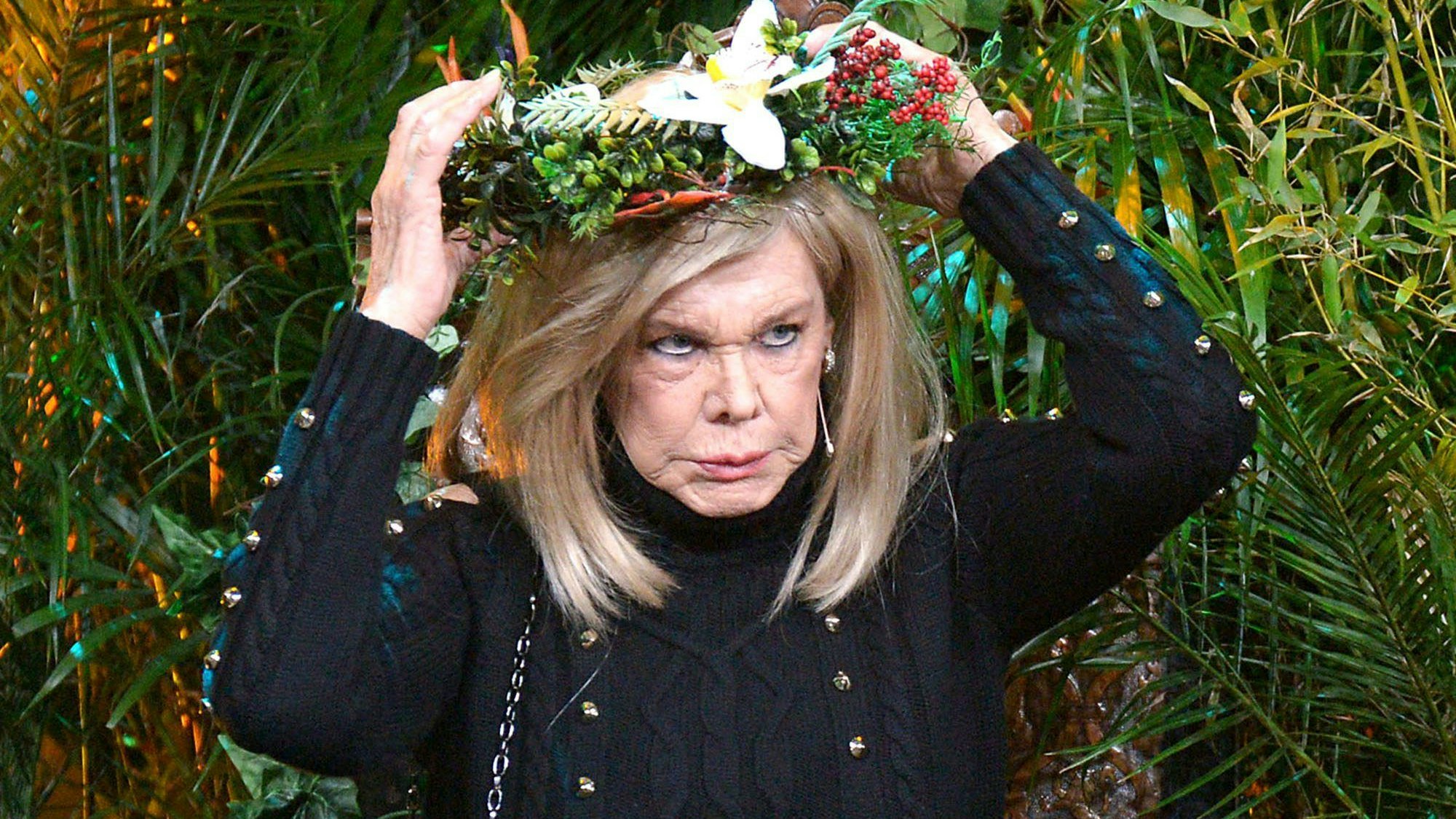 Die Schauspielerin Ingrid van Bergen setzt sich bei der Aufzeichnung der RTL-Fernsehshow „30 Jahre RTL - Die große Jubiläumsshow“ als Siegerin des RTL-Dschungelcamps von 2009 die Krone noch mal auf.