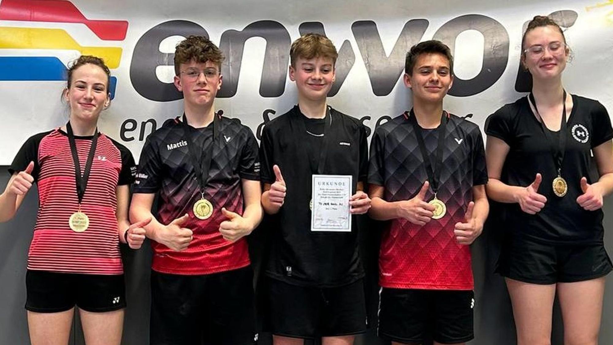 Die fünf Spieler der Badminton-Jugend des TV Kall stehen mit erhobenen Daumen nebeneinander. Sie tragen Medaillen um den Hals, ein Spieler hält eine Urkunde in der Hand.