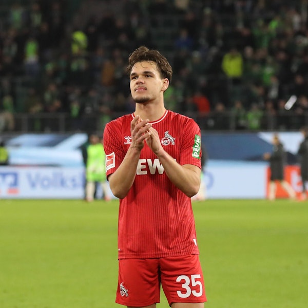 Kölns Linksverteidiger Max Finkgräfe bedankt sich nach dem 1:1 des FC beim vfL Wolfsburg bei den mitgereisten Fans.