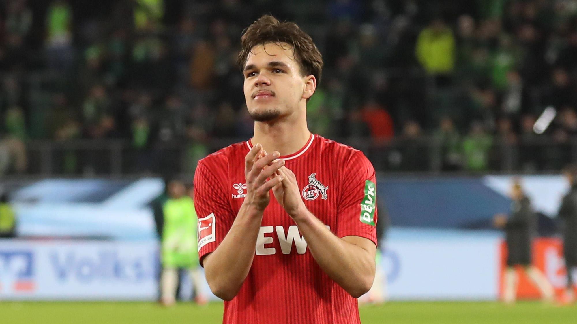 Kölns Linksverteidiger Max Finkgräfe bedankt sich nach dem 1:1 des FC beim vfL Wolfsburg bei den mitgereisten Fans.