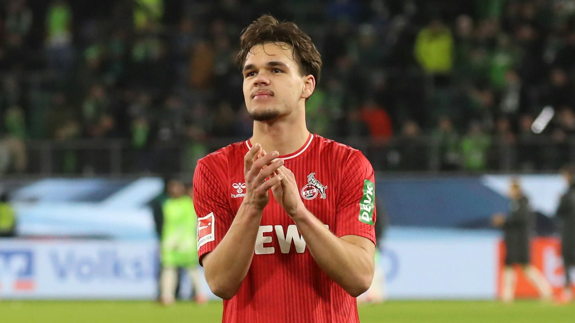 Kölns Linksverteidiger Max Finkgräfe bedankt sich nach dem 1:1 des FC beim vfL Wolfsburg bei den mitgereisten Fans.