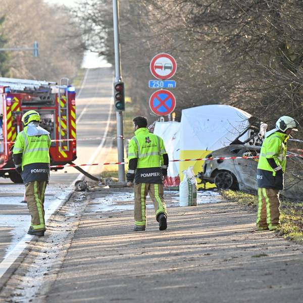Rettungskräfte des belgischen Notfalldienstes sichern die Absturzstelle eines Kleinflugzeugs im belgischen Spa ab. Zwei Deutsche waren mit ihrer Maschine in ein parkendes Auto auf einer Landstraße geflogen.