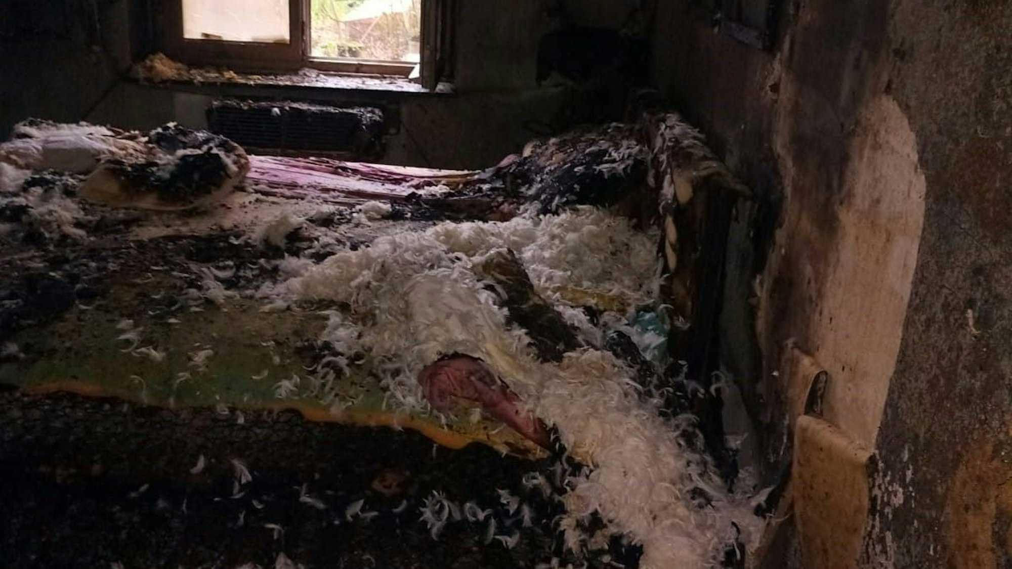 Das Foto zeigt das Schlafzimmer, wo die Gasflasche Feuer fing.