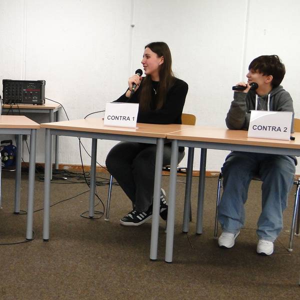 von links nach rechts: Tanisha, Noelia, Sophie und Luis debattierten die Frage, ob Mobbin in der Schule härter bestraft werden sollte.
