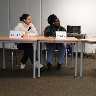 von links nach rechts: Tanisha, Noelia, Sophie und Luis debattierten die Frage, ob Mobbin in der Schule härter bestraft werden sollte.