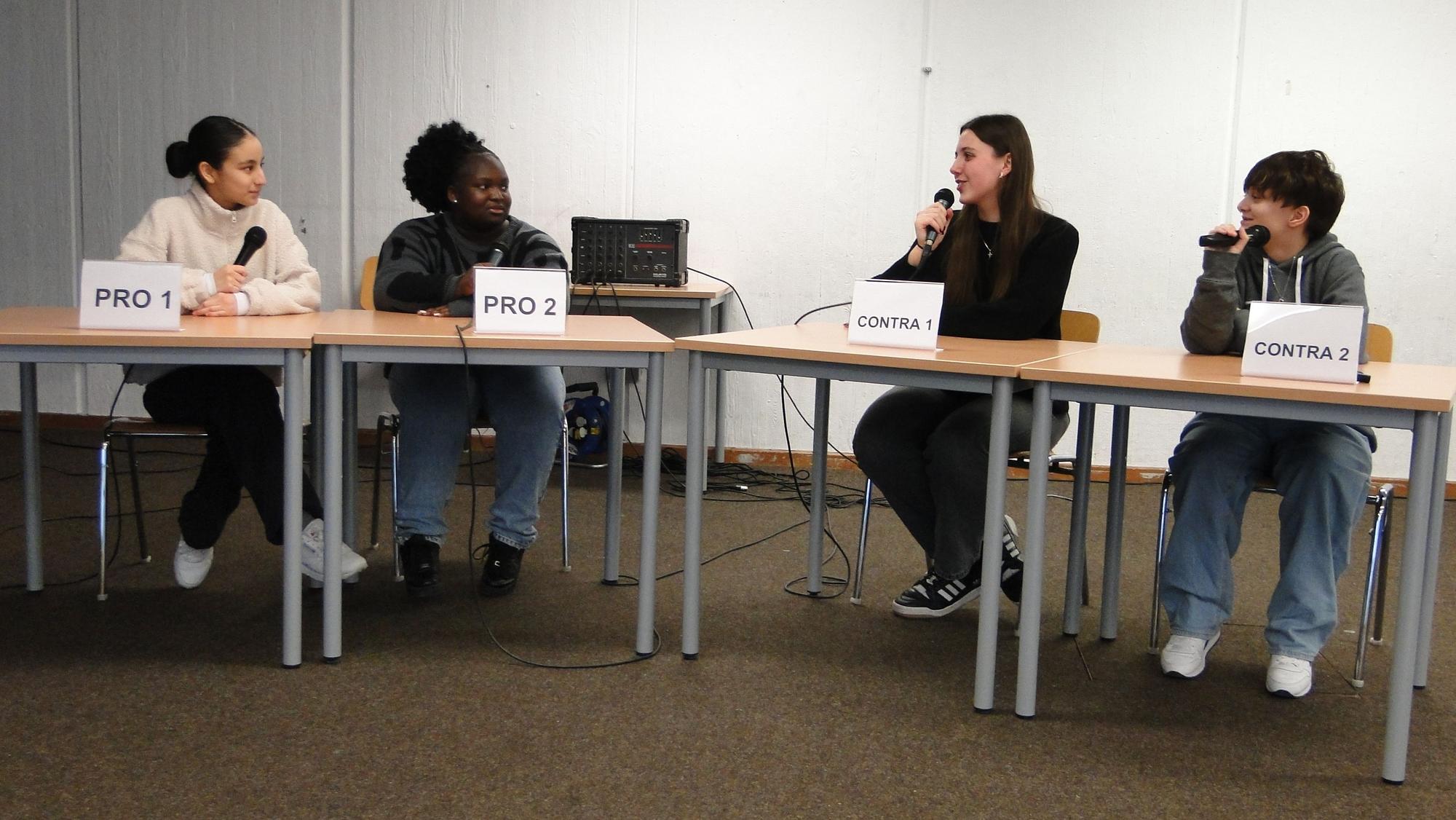 von links nach rechts: Tanisha, Noelia, Sophie und Luis debattierten die Frage, ob Mobbin in der Schule härter bestraft werden sollte.