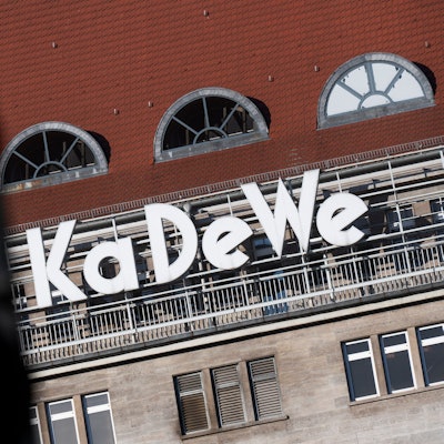 Vor dem Kaufhaus KaDeWe steht eine rote Ampel.