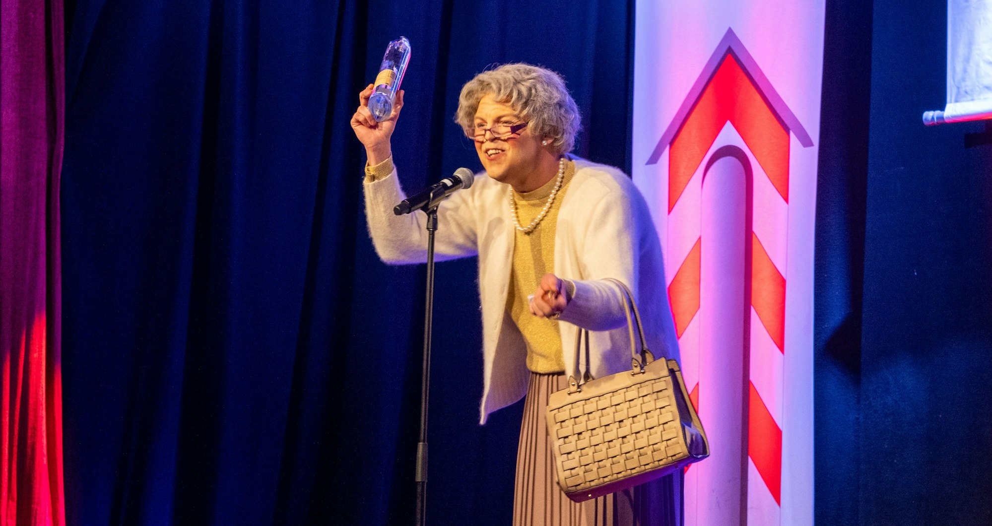"Oma Helga" hat immer eine Flasche Klaren in der Handtasche.