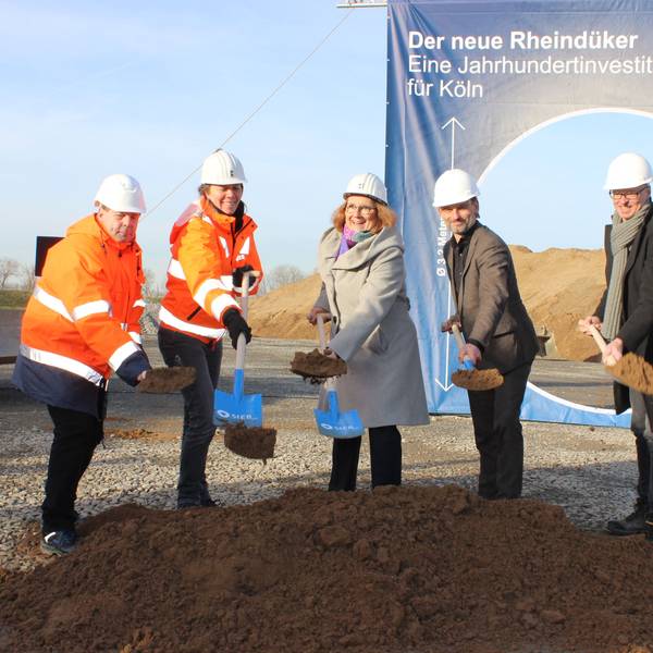 Ulrike Franzke (Mitte) setzte zusammen mit William Wolfgramm (2.v.r.) und weiteren Projektbeteiligten den ersten Spatenstich für den Düker zwischen Stammheim und Niehl.