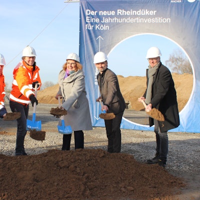 Ulrike Franzke (Mitte) setzte zusammen mit William Wolfgramm (2.v.r.) und weiteren Projektbeteiligten den ersten Spatenstich für den Düker zwischen Stammheim und Niehl.