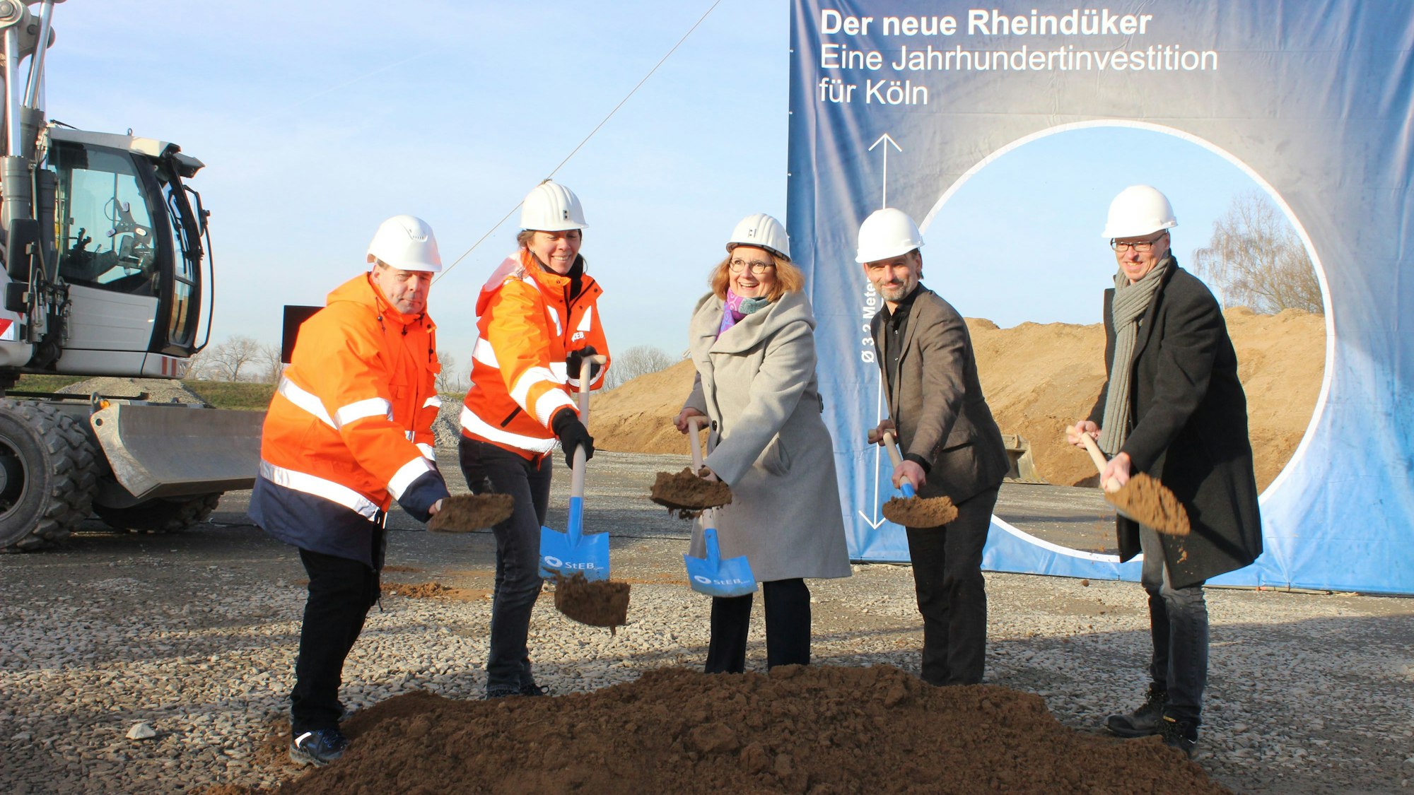 Ulrike Franzke (Mitte) setzte zusammen mit William Wolfgramm (2.v.r.) und weiteren Projektbeteiligten den ersten Spatenstich für den Düker zwischen Stammheim und Niehl.