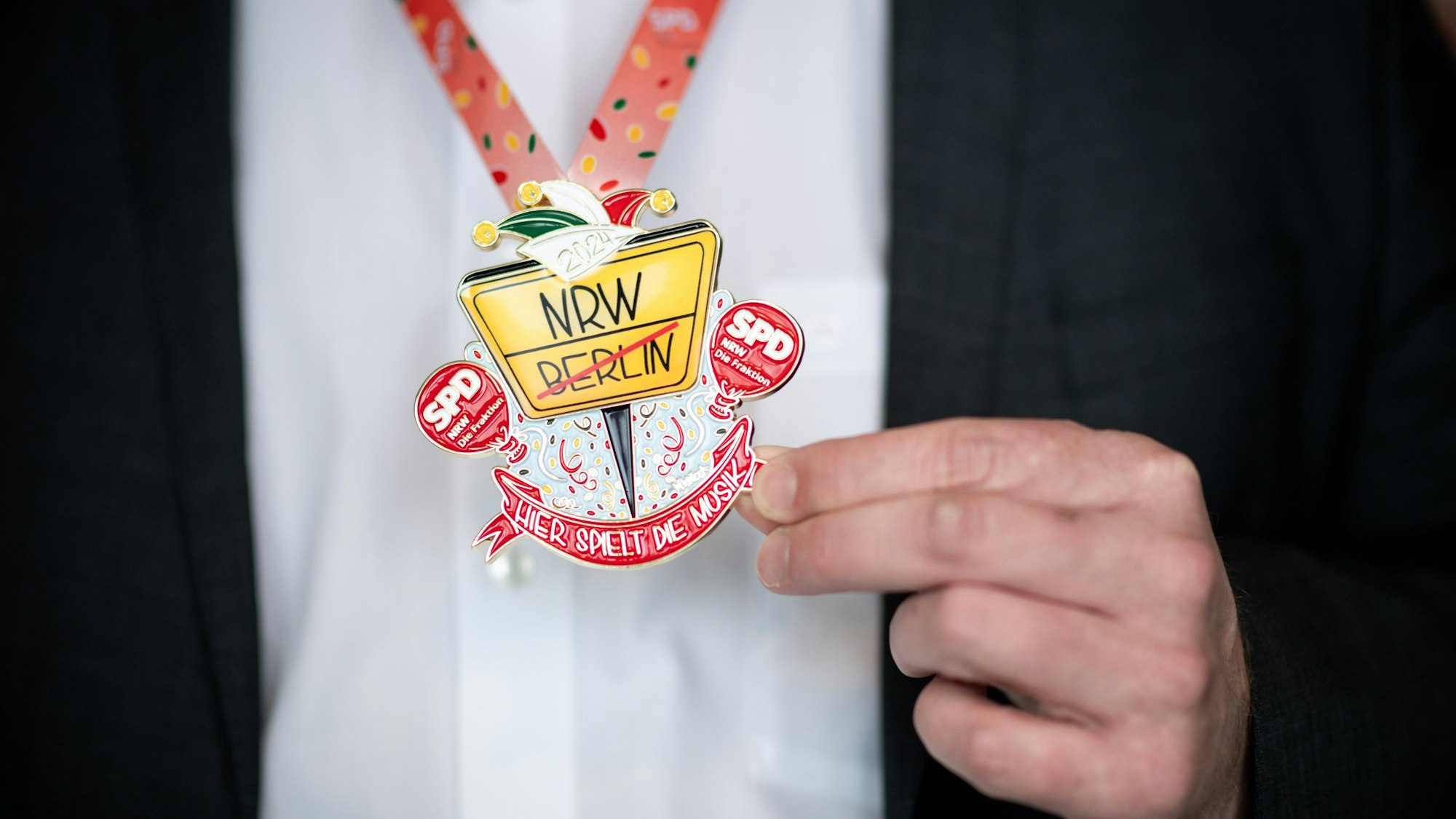 NRW-Spd verulkt Wüst via Karnevalsorden