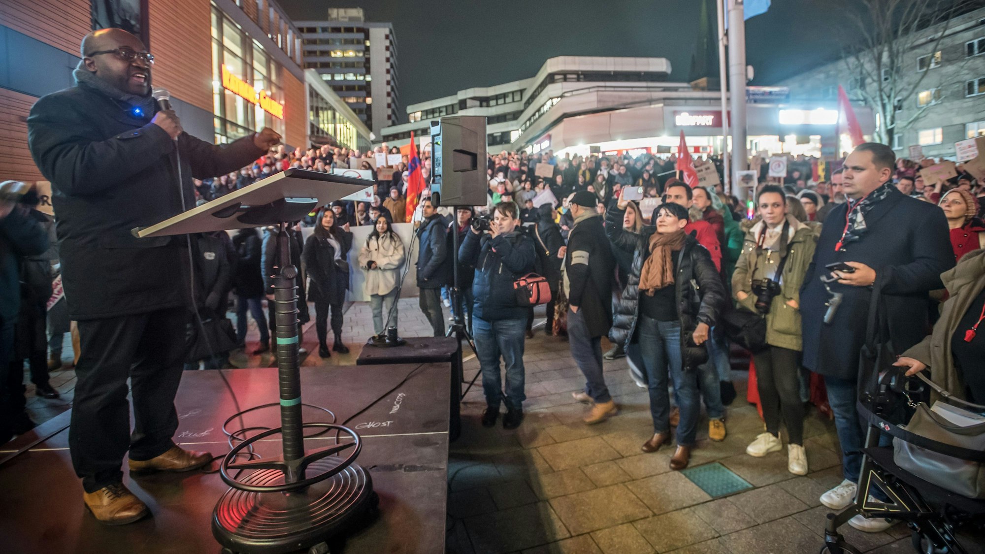 Demo gegen Rechts, Rathausvorplatz, Wiesdorf. Foto: Ralf Krieger
