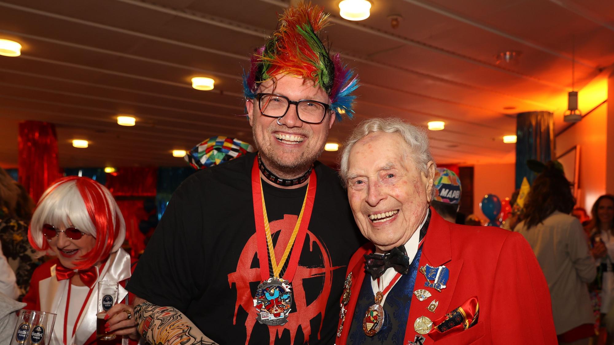 Köln:
Weiberfastnacht 2023 im DuMont-Festzelt: „Närrischer Oscar Fastelovend 2023“.
Jochen Ott und Ludwig Sebus
posieren für die Kamera.