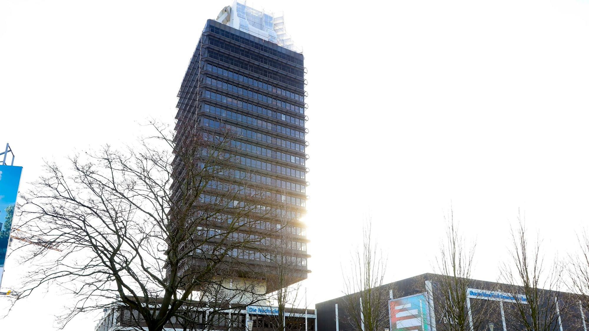 Hochhaus und Flachbau des Deutschlandfunks.