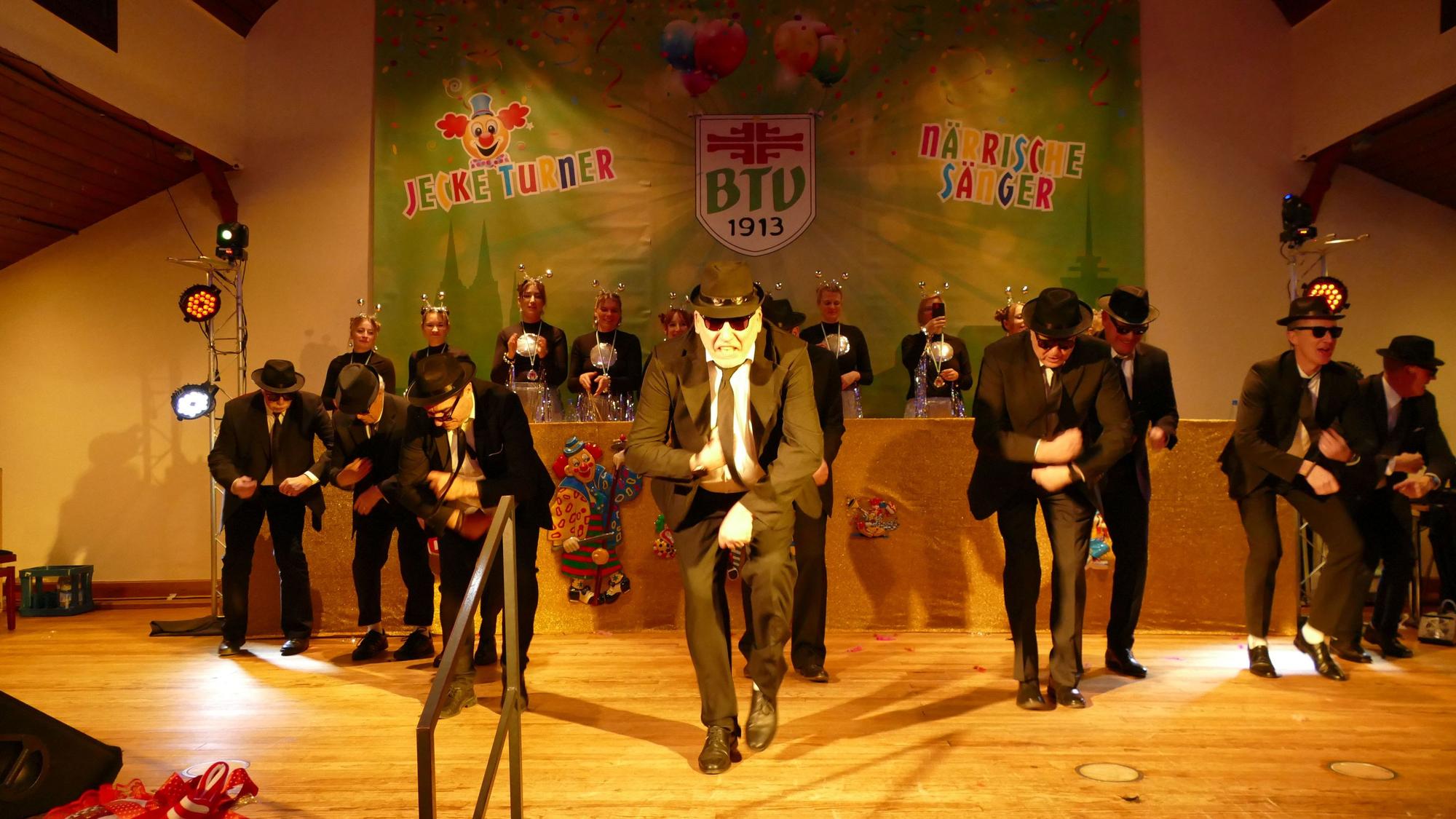 Als Blues Brothers kamen die Altersturner des BTV auf die Bühne.