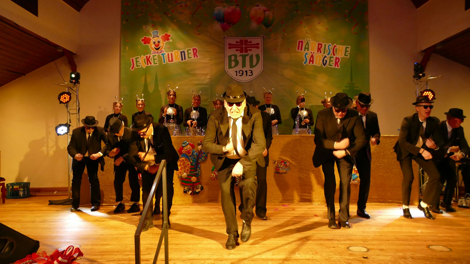 Als Blues Brothers kamen die Altersturner des BTV auf die Bühne.