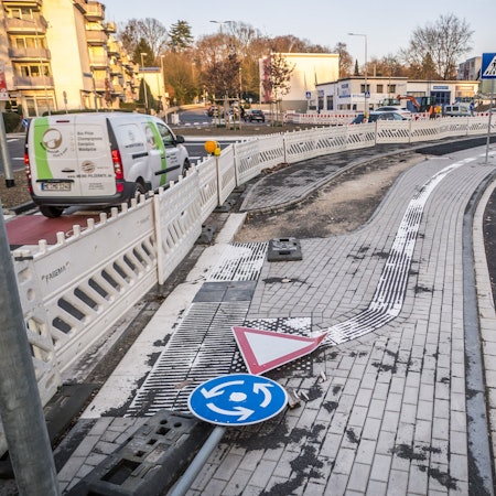 Eigentlich sollte der Rennbaumkreisel in Opladen am Wochenende fertiggestellt werden. (Archivbild)