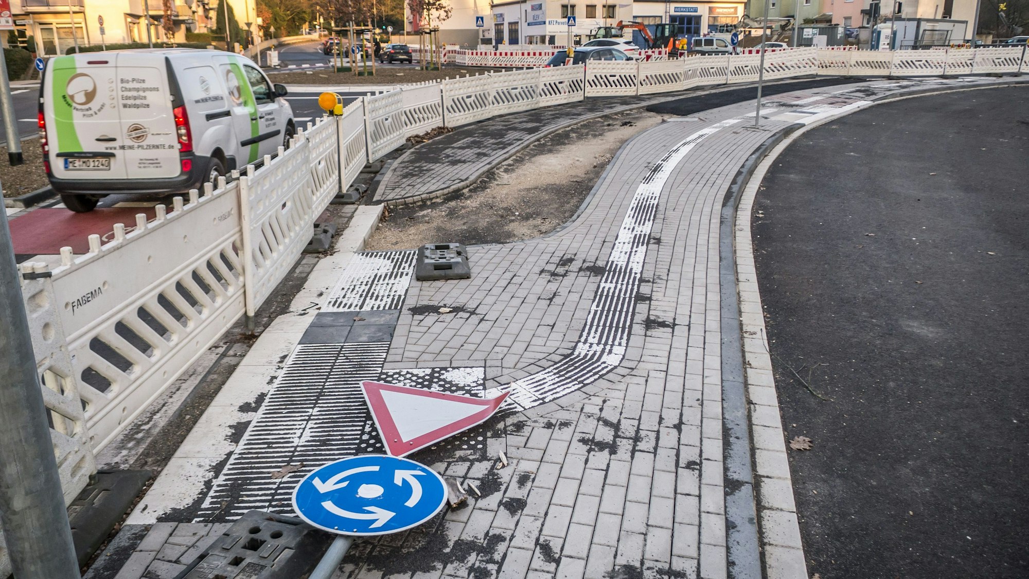 Eigentlich sollte der Rennbaumkreisel in Opladen am Wochenende fertiggestellt werden. (Archivbild)