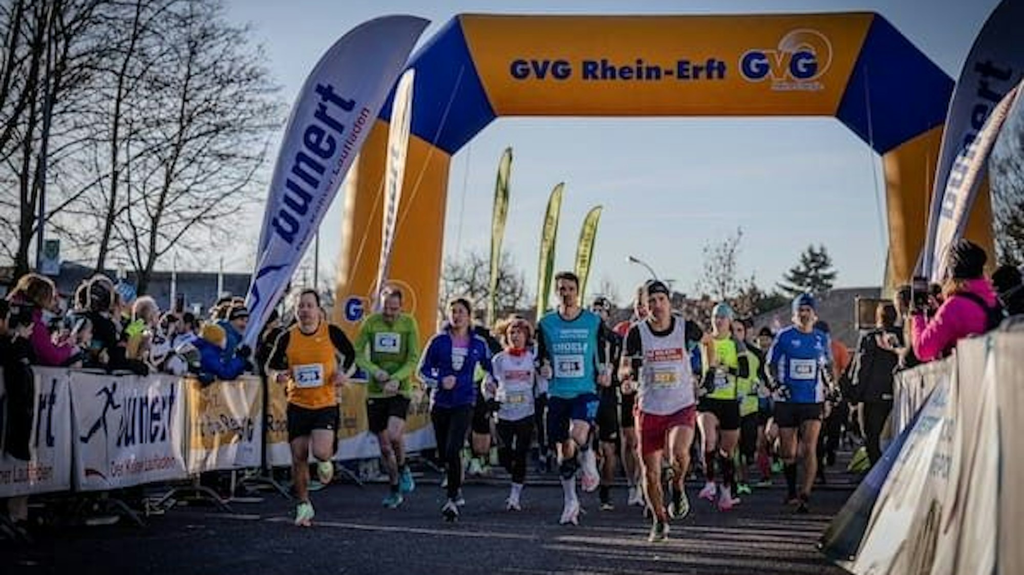 Auf dem Foto ist zu sehen, wie Läuferinnen und Läufer gerade gestartet sind.