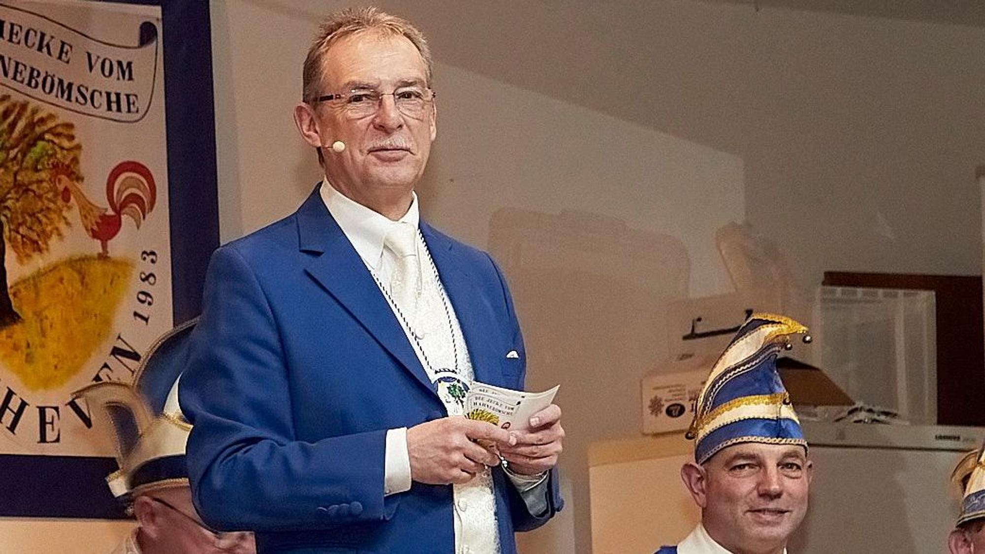 Günter Feyen hält Karteikarten in seiner Hand und waltet seines Amtes als Sitzungspräsident.