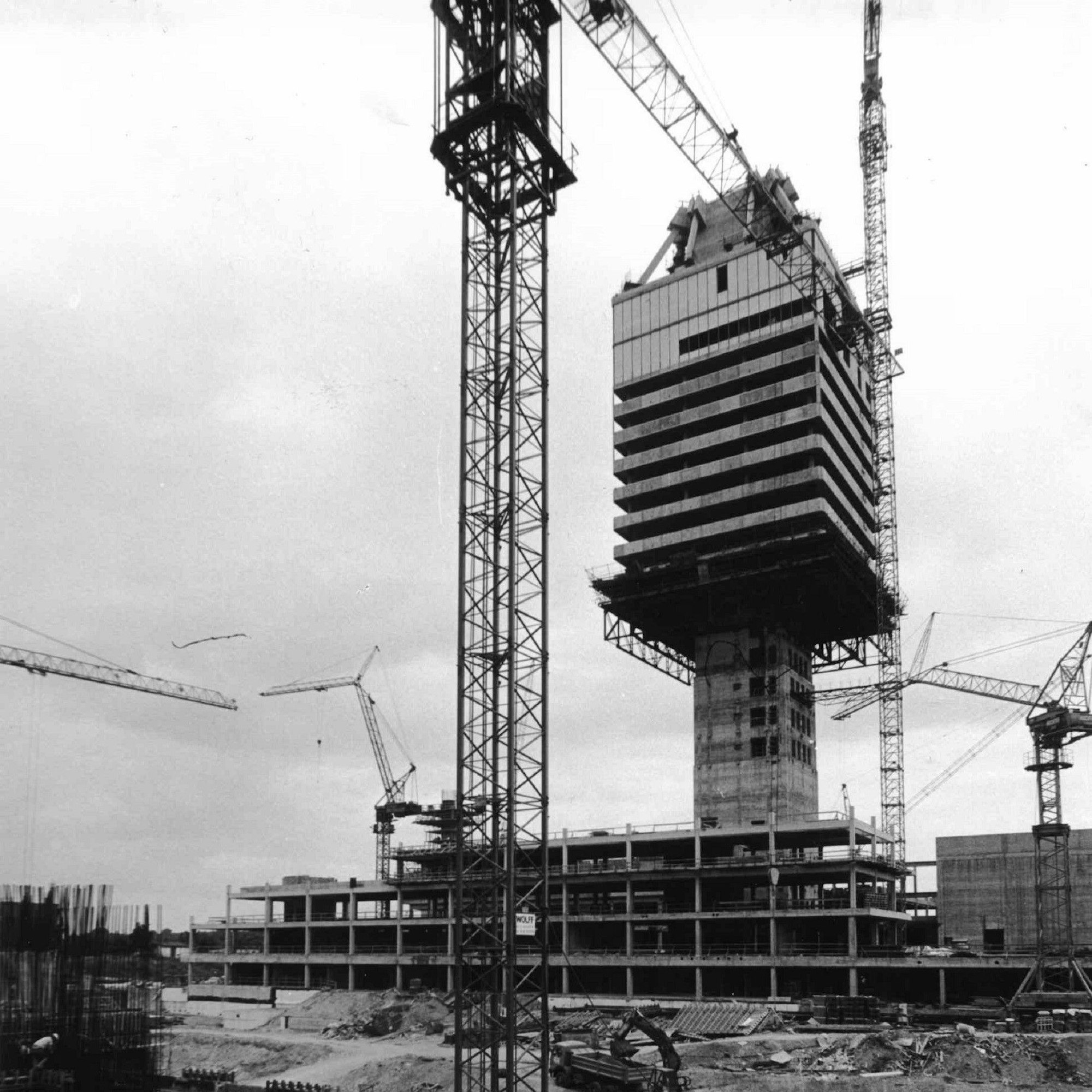 Das Bild zeigt die Baustelle des Hochhauses.