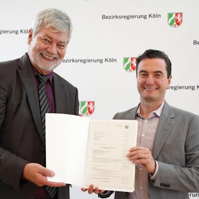 Bürgermeister Hilko Redenius, links, und Regierungspräsident Dr. Thomas Wilk.