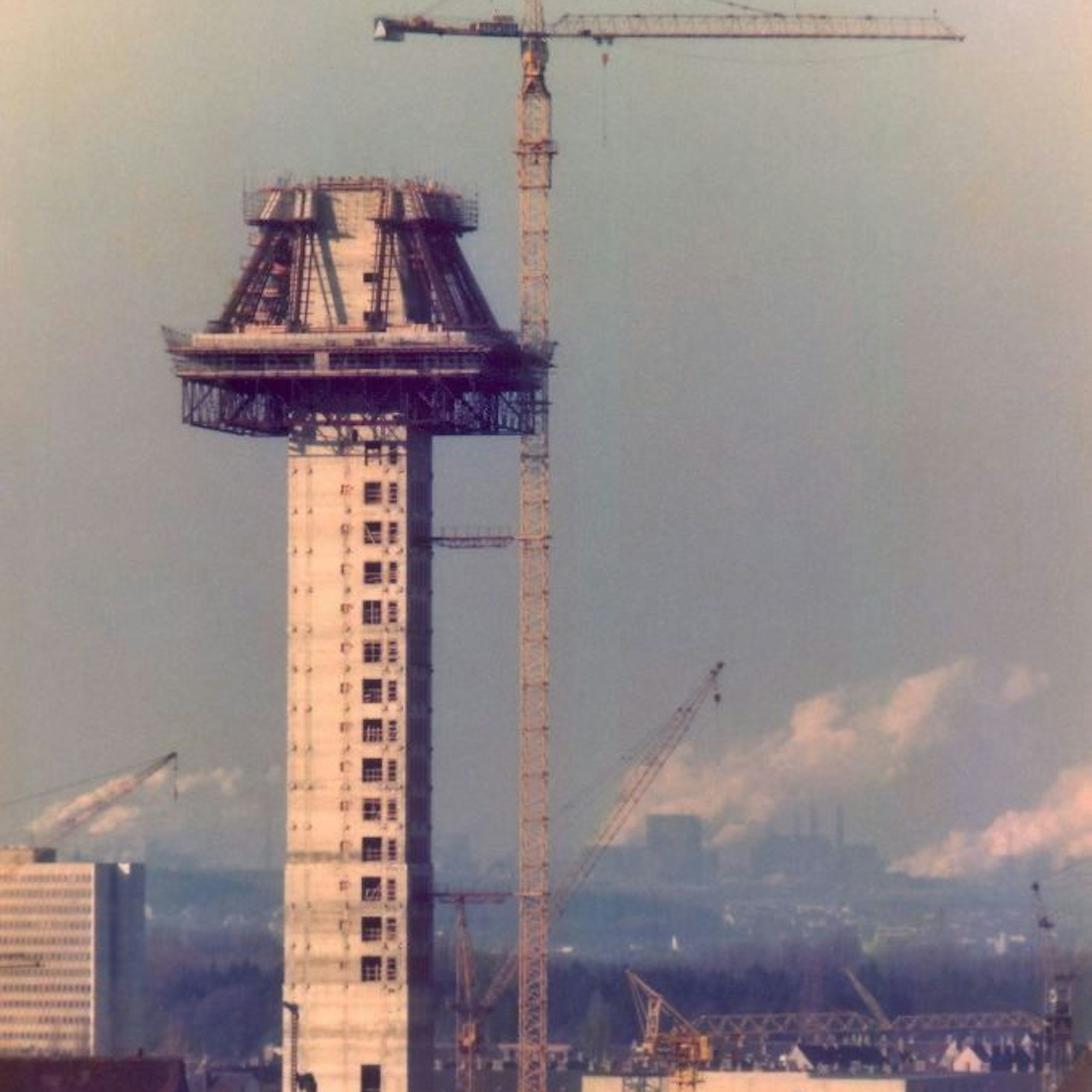 Rund um den Betonkern wuchs das Hochhaus von oben nach unten.