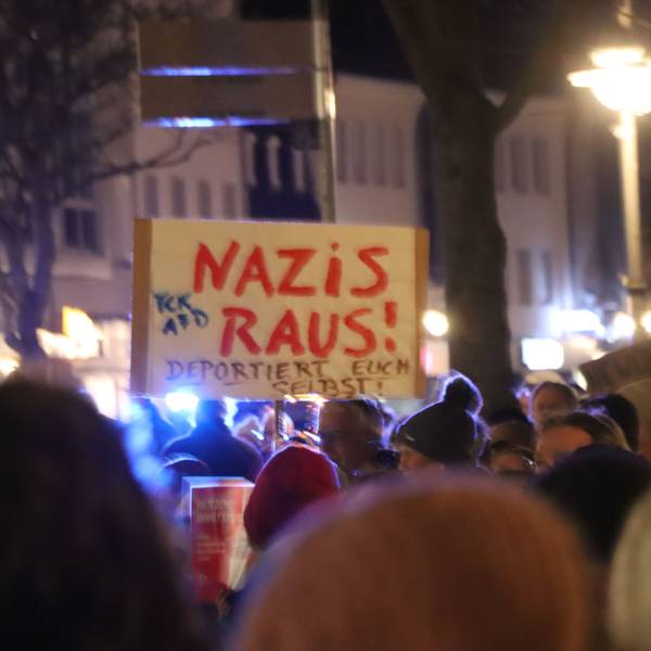 Auf dem Foto sind Teilnehmende einer Demonstration in Brühl zu sehen.