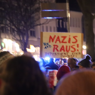 Auf dem Foto sind Teilnehmende einer Demonstration in Brühl zu sehen.