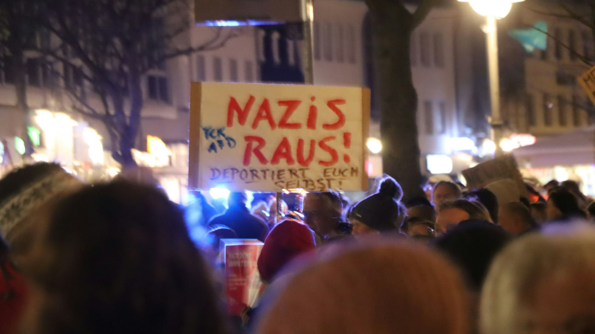 Auf dem Foto sind Teilnehmende einer Demonstration in Brühl zu sehen.