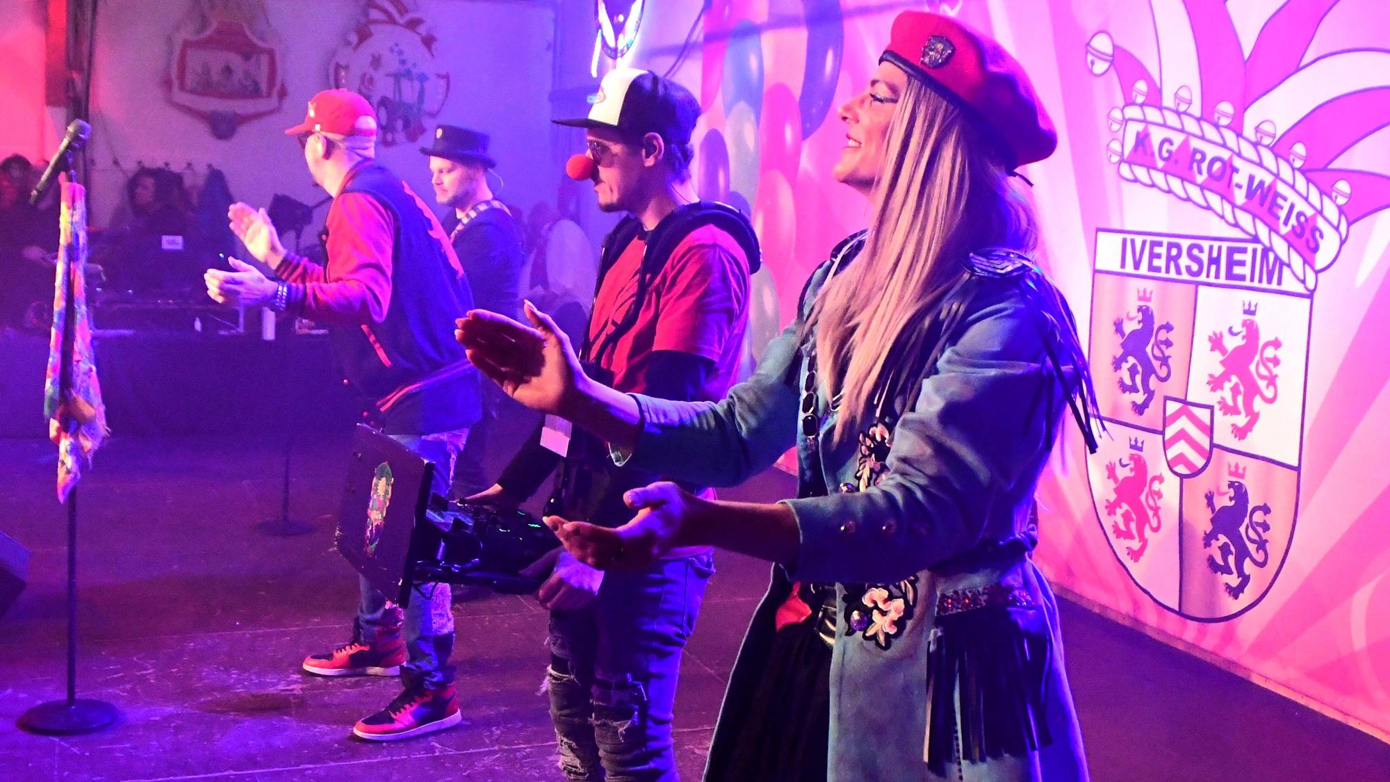 In violettes Licht getaucht ist die Band Kommando 3.