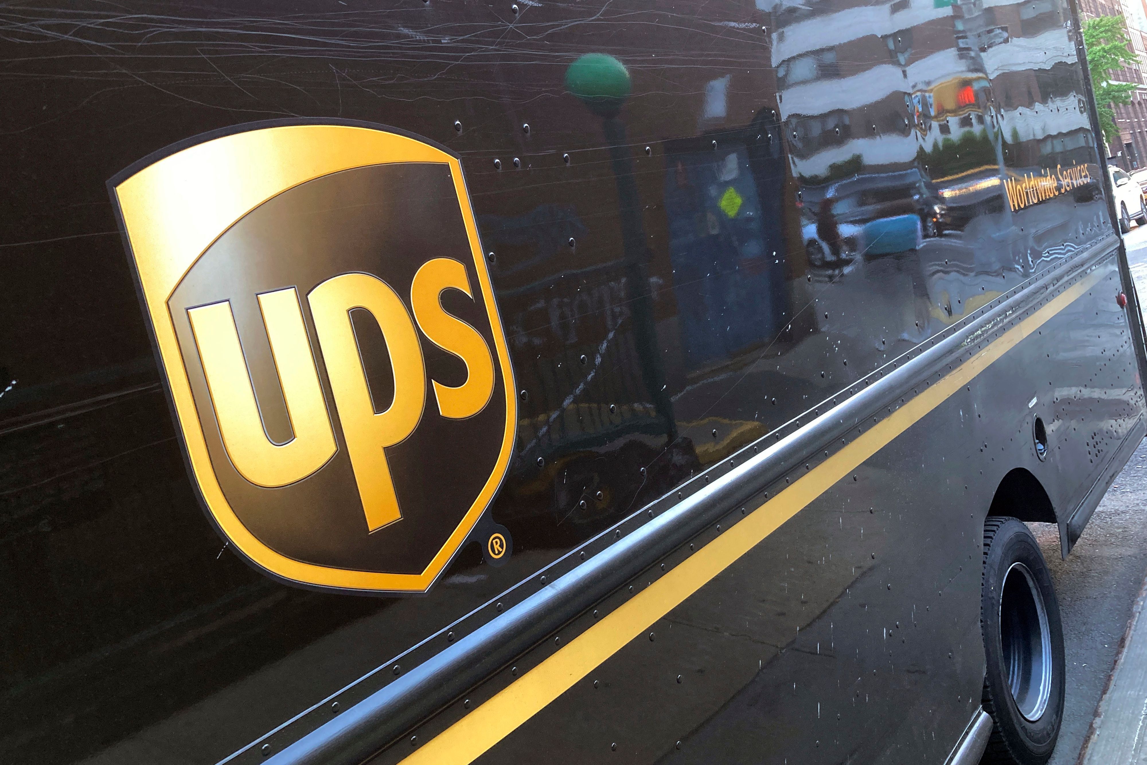 Ein UPS-Fahrzeug in New York. Der Paketdienst will 12.000 Stellen streichen.