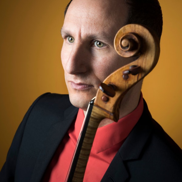 Antoine Tamestit schaut in die Kamera.