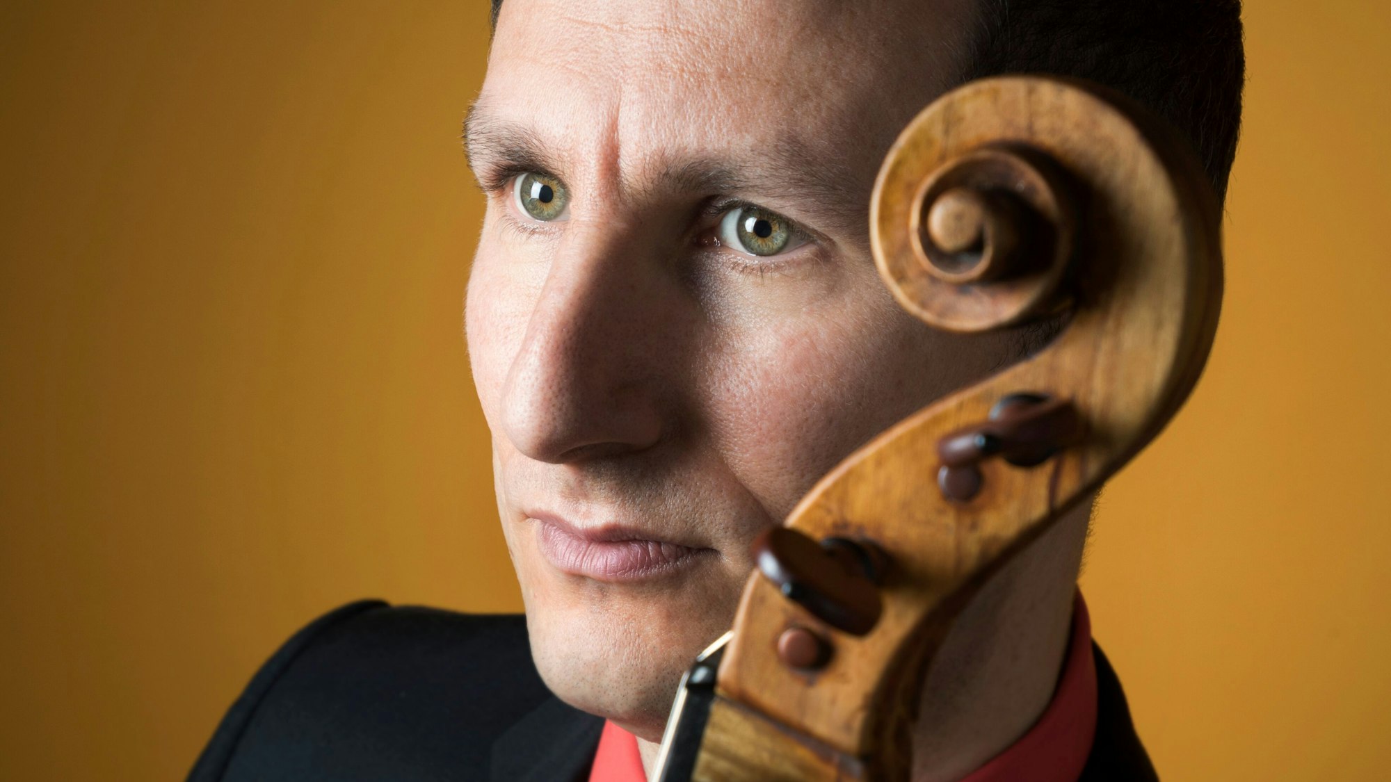 Antoine Tamestit schaut in die Kamera.