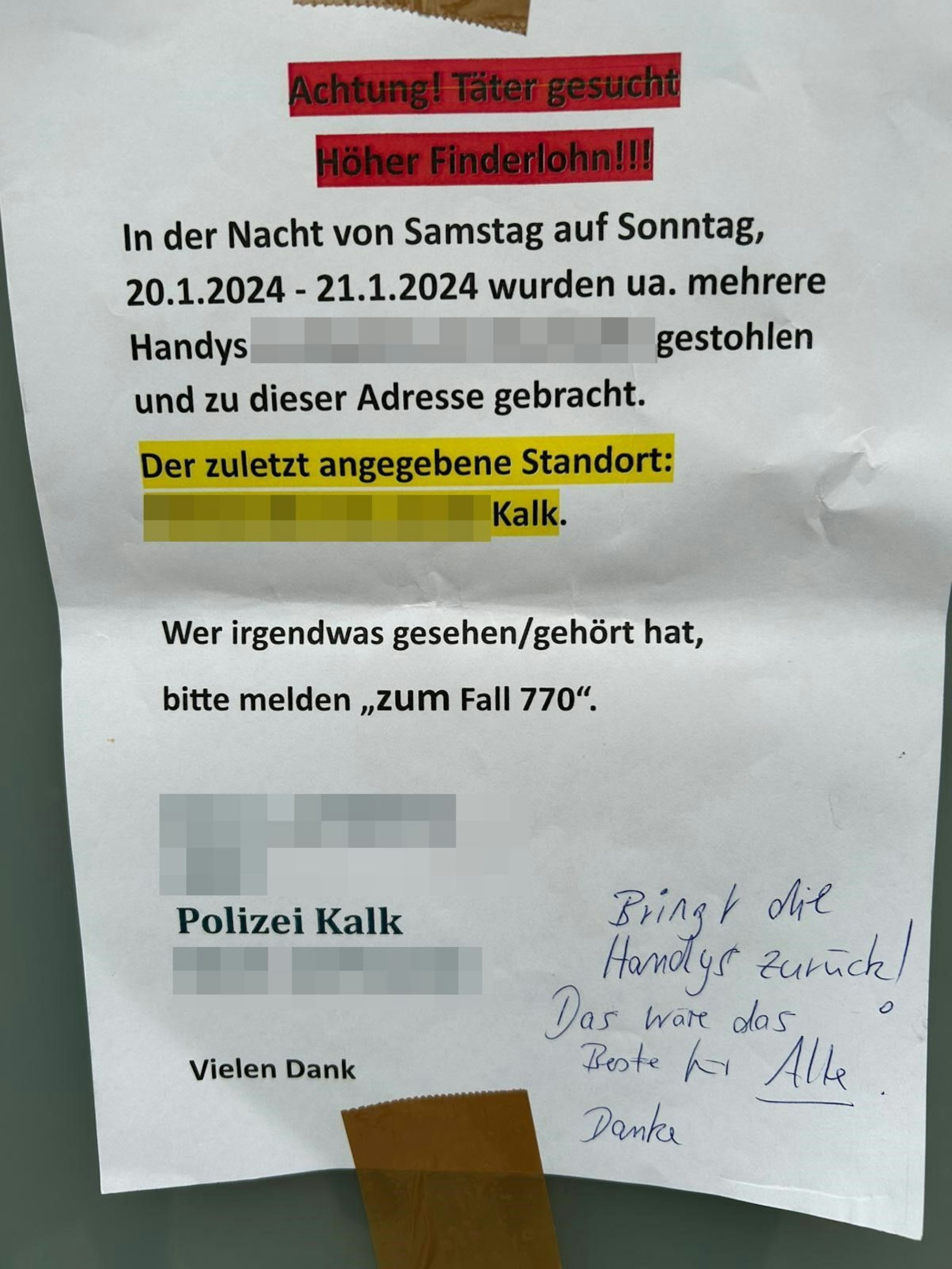 Ein Zettel mit einem Zeugenaufruf hängt in einem Hausflur