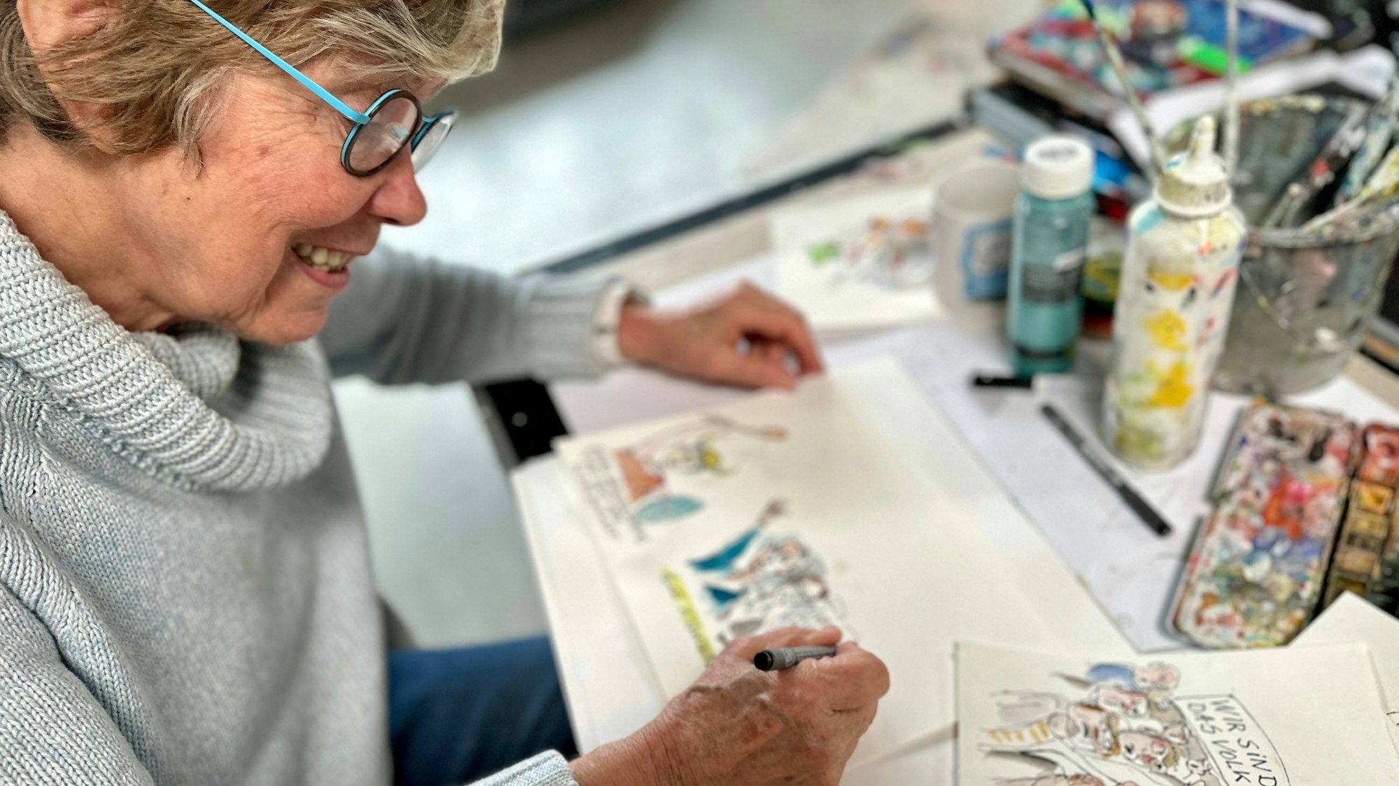 Die Künstlerin Gerda Laufenberg hat sich für ihre kleinen Skizzen das Parteibuch der AfD vorgenommen.