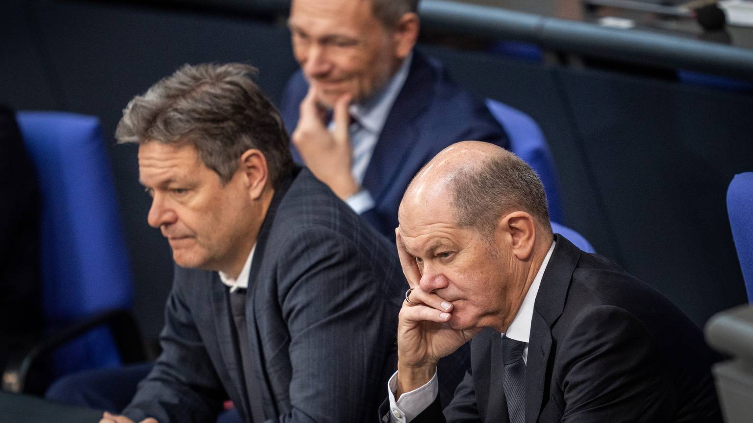 Bundeskanzler Olaf Scholz (SPD), Robert Habeck (Bündnis 90/Die Grünen), Bundesminister für Wirtschaft und Klimaschutz, und Christian Lindner (FDP), Bundesminister der Finanzen, verfolgen die Debatte zum Auftakt der Haushaltswoche.