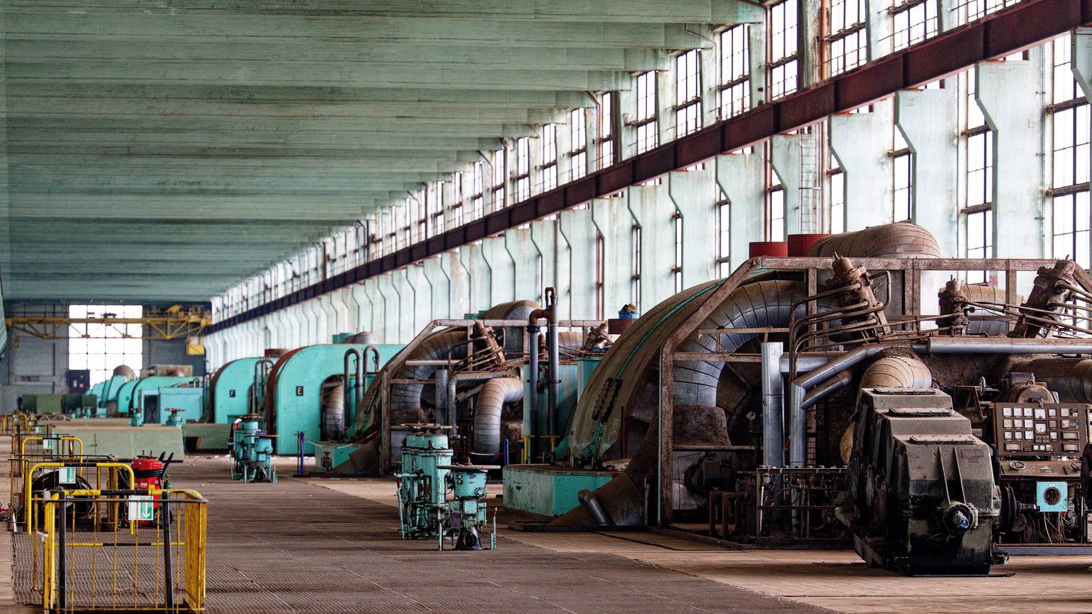 Eine Reihe von Turbinen stehen in der 500 Meter langen Turbinenhalle des ehemaligen Braunkohlekraftwerks Frimmersdorf. Der zentrale Kraftwerksbau soll zu einem Innovationscampus mit IT-Infrastruktur umgebaut werden. Foto: Henning Kaiser/dpa +++ dpa-Bildfunk +++