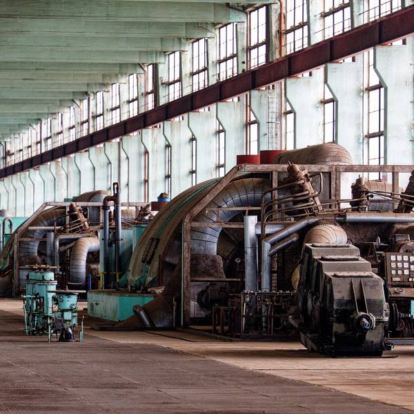 Eine Reihe von Turbinen stehen in der 500 Meter langen Turbinenhalle des ehemaligen Braunkohlekraftwerks Frimmersdorf. Der zentrale Kraftwerksbau soll zu einem Innovationscampus mit IT-Infrastruktur umgebaut werden.