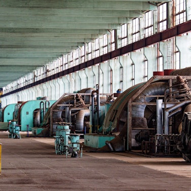 Eine Reihe von Turbinen stehen in der 500 Meter langen Turbinenhalle des ehemaligen Braunkohlekraftwerks Frimmersdorf. Der zentrale Kraftwerksbau soll zu einem Innovationscampus mit IT-Infrastruktur umgebaut werden.