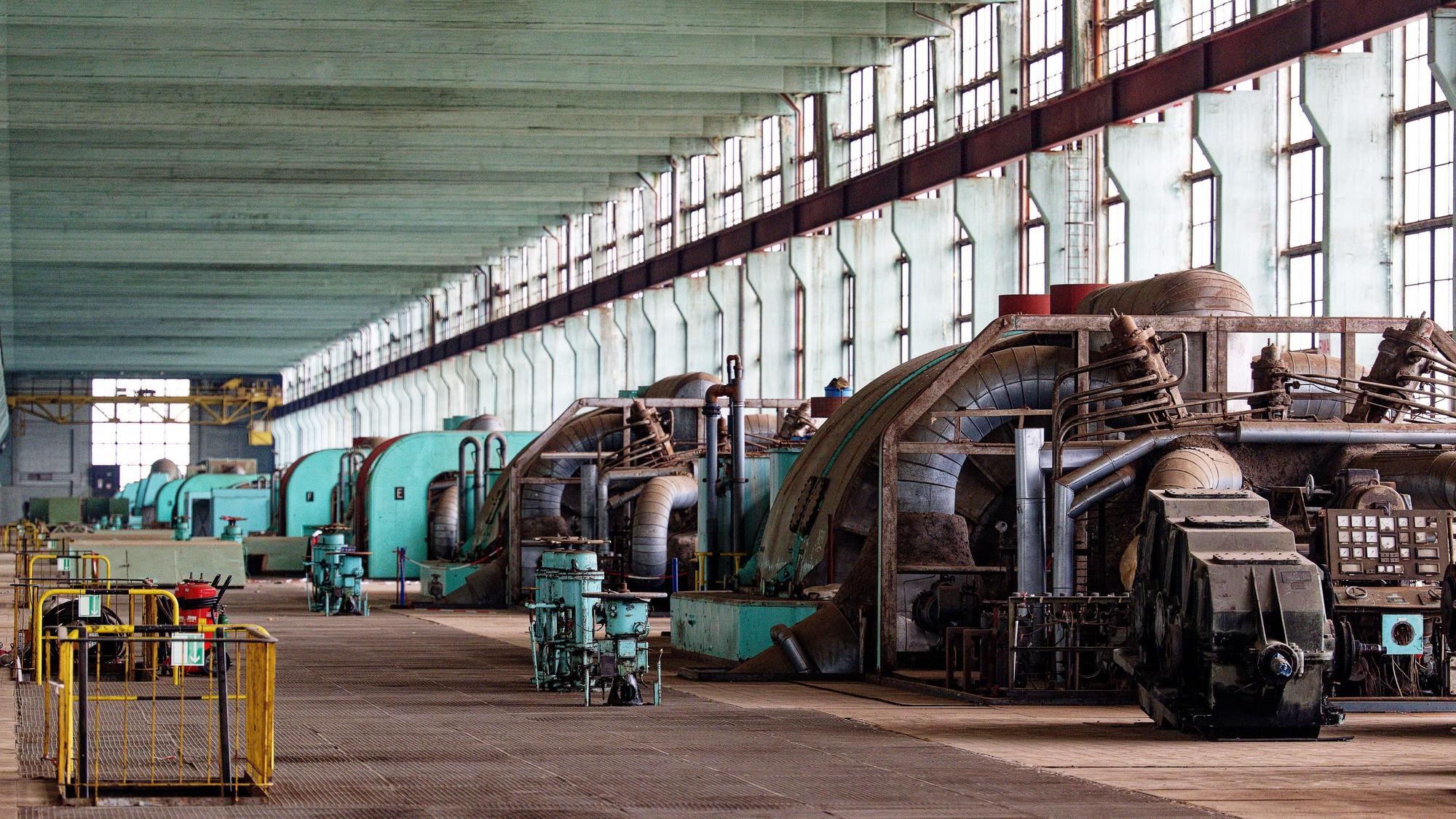 Eine Reihe von Turbinen stehen in der 500 Meter langen Turbinenhalle des ehemaligen Braunkohlekraftwerks Frimmersdorf. Der zentrale Kraftwerksbau soll zu einem Innovationscampus mit IT-Infrastruktur umgebaut werden. Foto: Henning Kaiser/dpa +++ dpa-Bildfunk +++