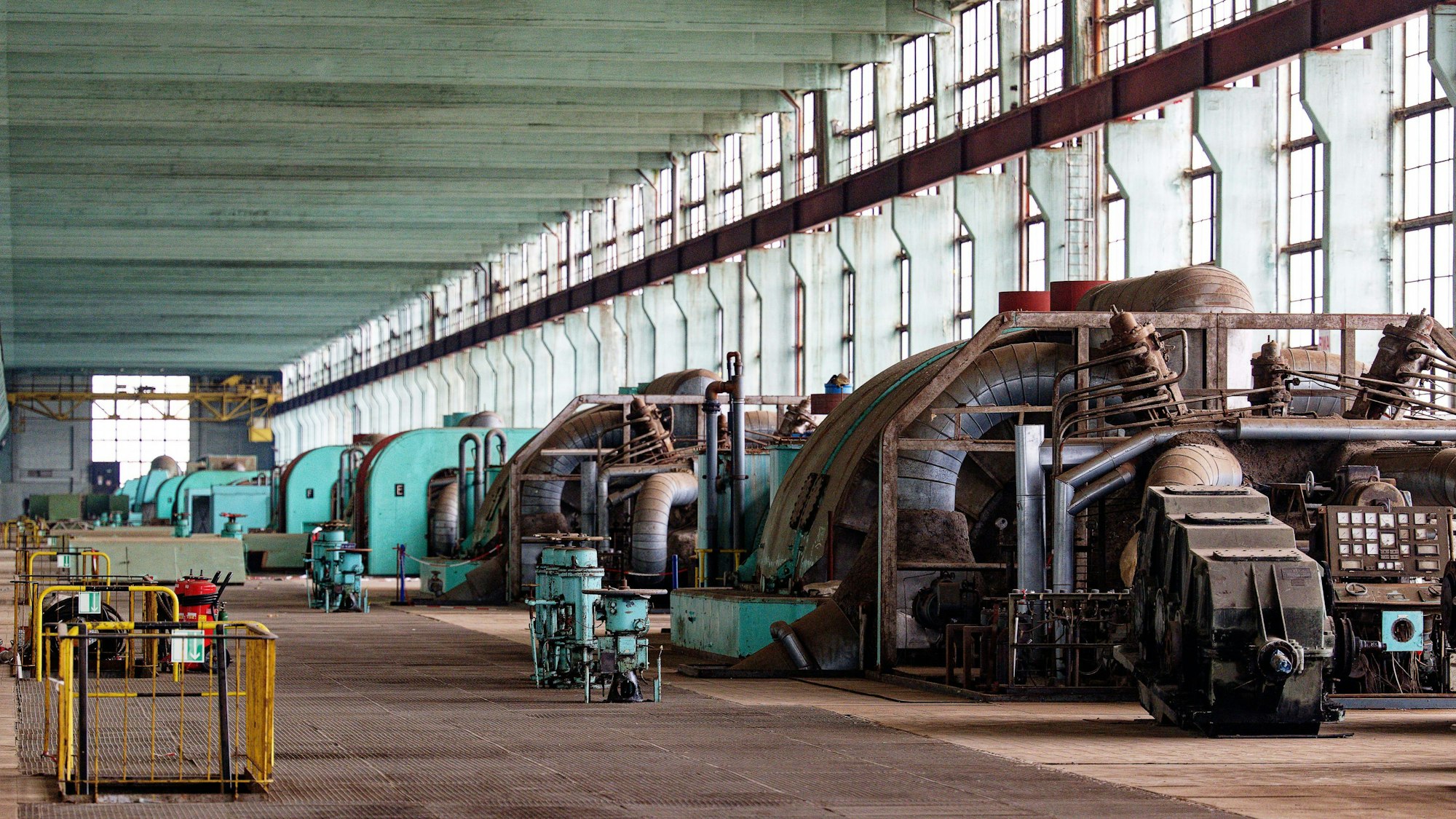 Eine Reihe von Turbinen stehen in der 500 Meter langen Turbinenhalle des ehemaligen Braunkohlekraftwerks Frimmersdorf. Der zentrale Kraftwerksbau soll zu einem Innovationscampus mit IT-Infrastruktur umgebaut werden.