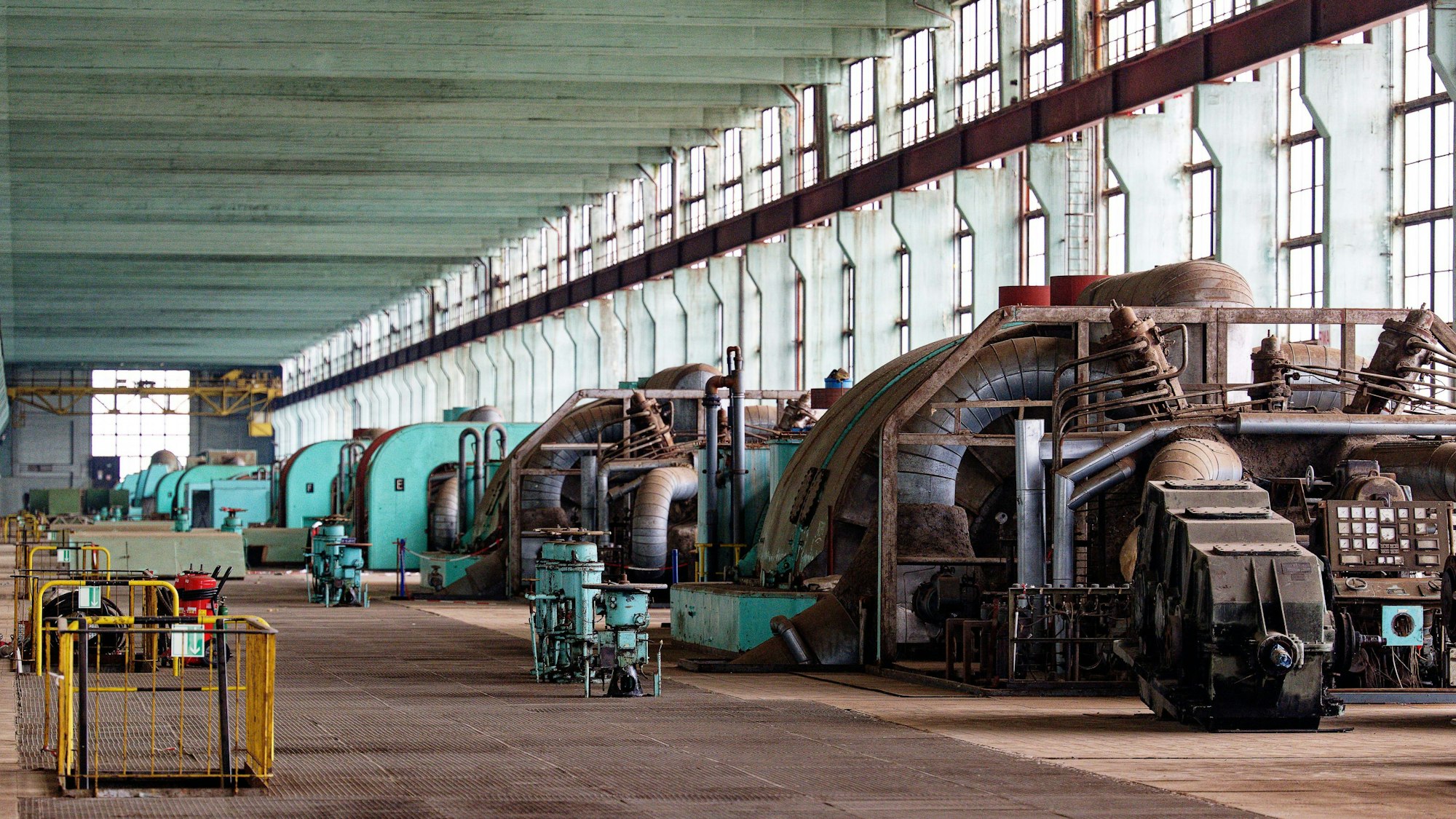Eine Reihe von Turbinen stehen in der 500 Meter langen Turbinenhalle des ehemaligen Braunkohlekraftwerks Frimmersdorf.