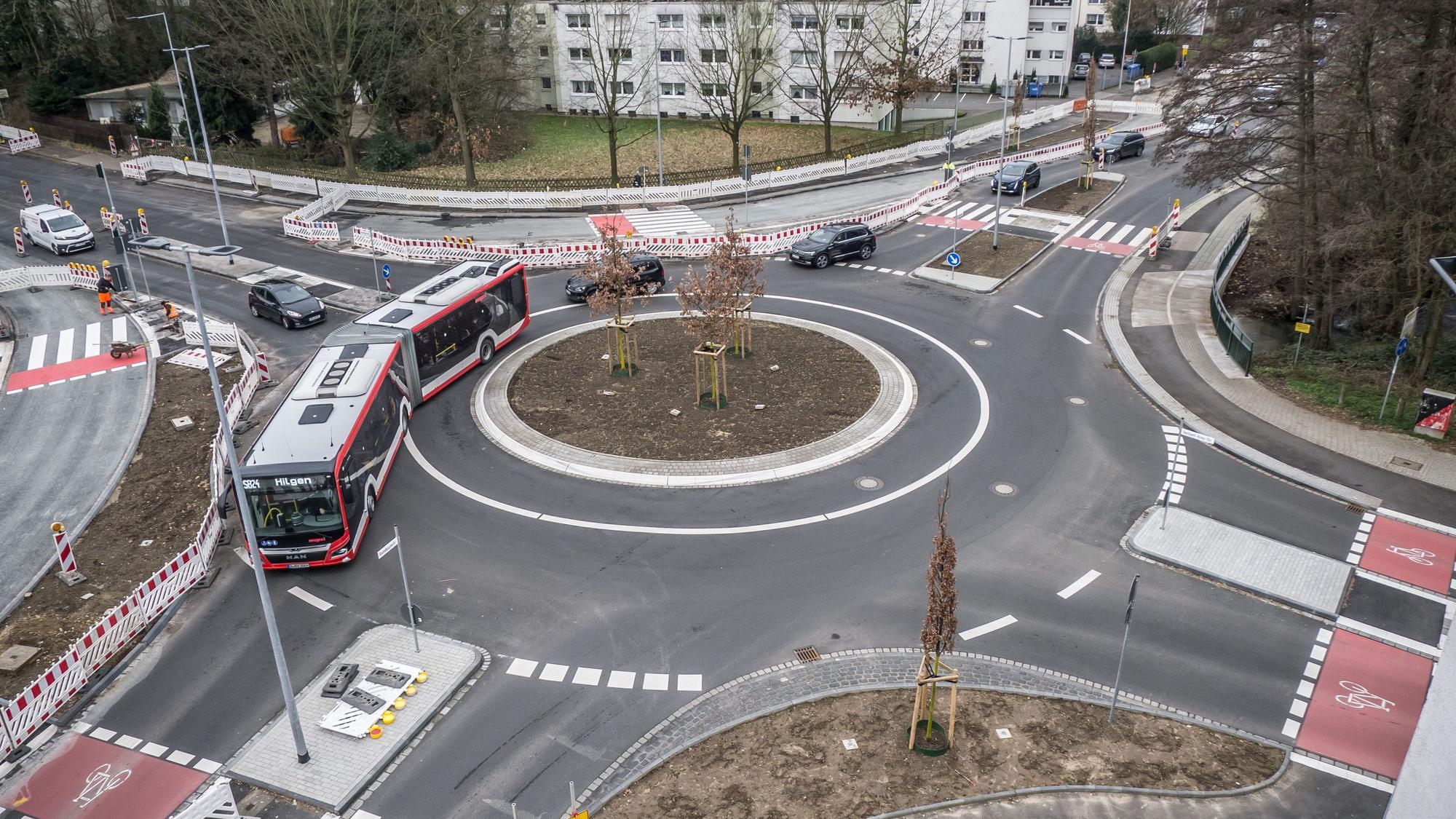 Es fehlt nicht mehr viel, bis der Rennbaumkreisel in Opladen fertig ist.