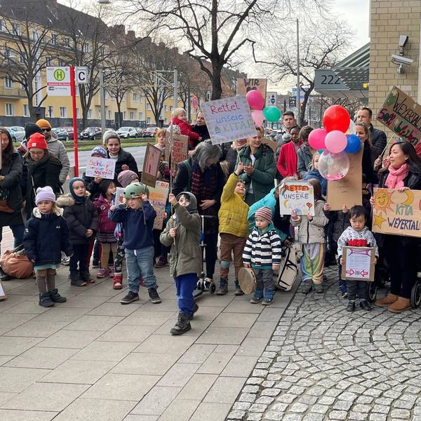 Die Eltern und Kinder der städtischen Kita Weyertal demonstrieren vor dem Bezirksrathaus Lindenthal.