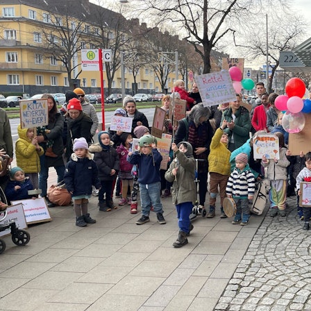 Die Eltern und Kinder der städtischen Kita Weyertal demonstrieren vor dem Bezirksrathaus Lindenthal.