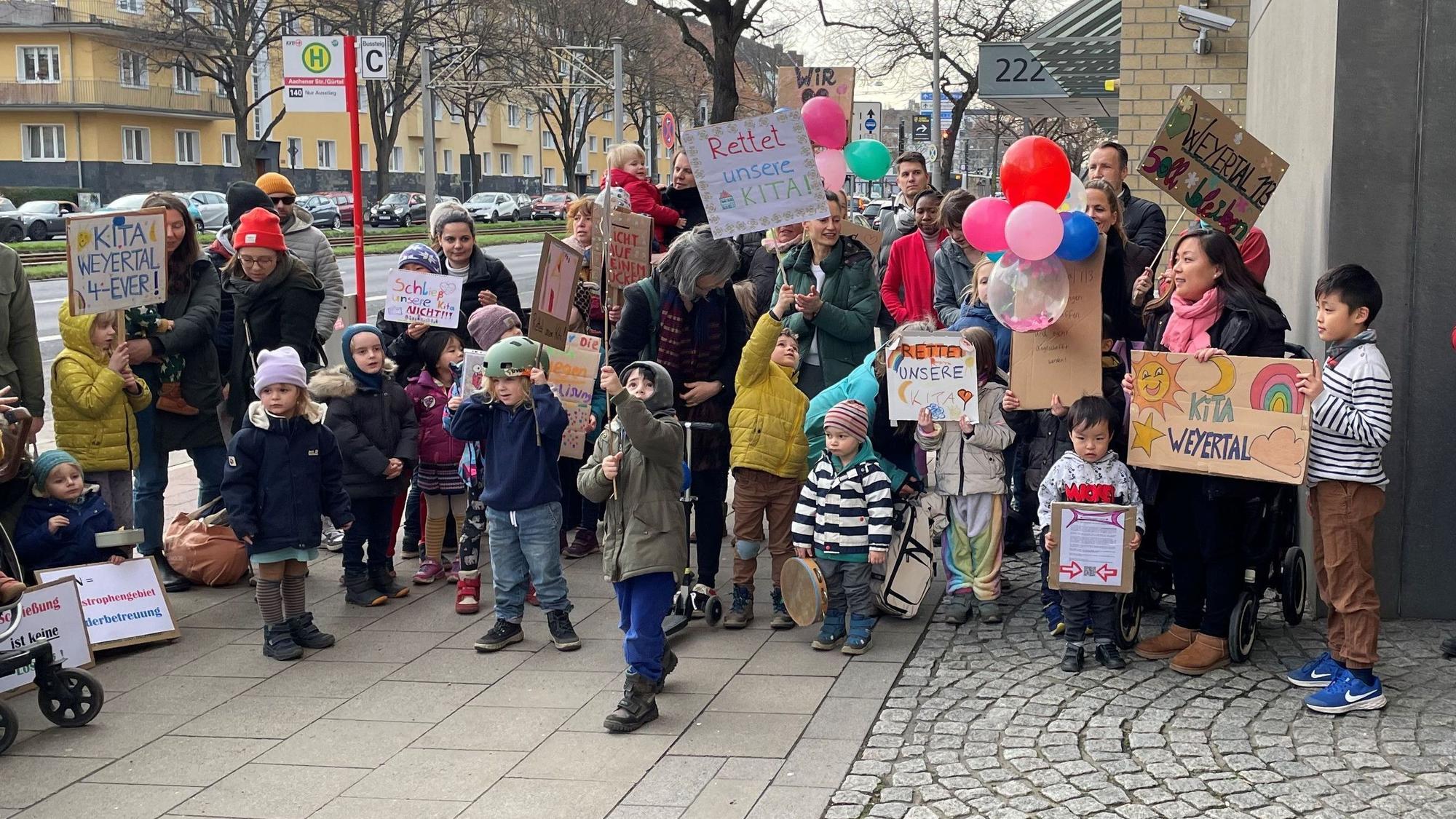 Die Eltern und Kinder der städtischen Kita Weyertal demonstrieren vor dem Bezirksrathaus Lindenthal.