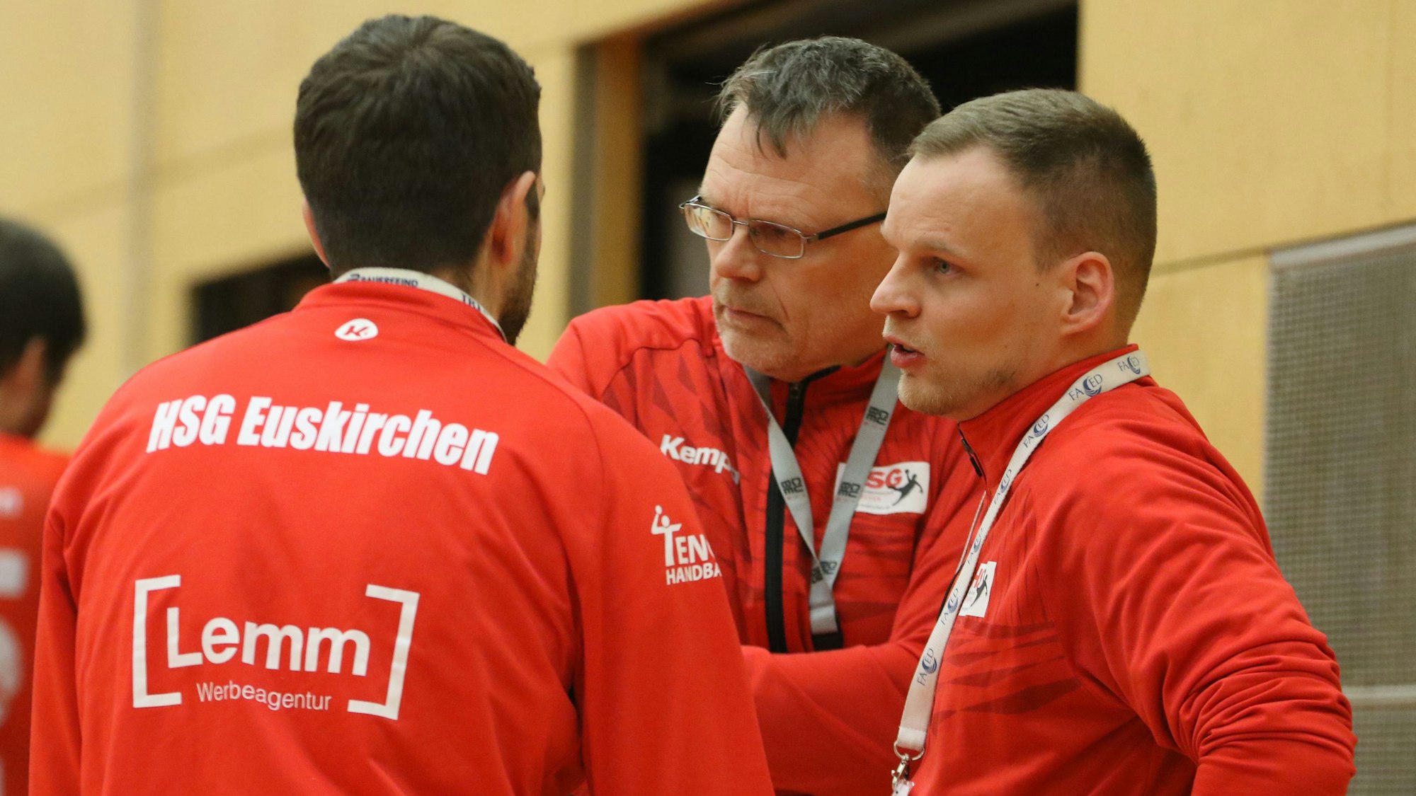 Nils und Marco Matheis (von rechts) unterhalten sich mit Kapitän David Henzel.
