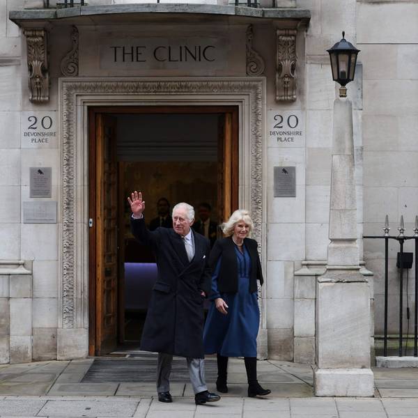 König Charles winkt neben seiner Frau Königin Camilla beim Verlassen der Klinik.